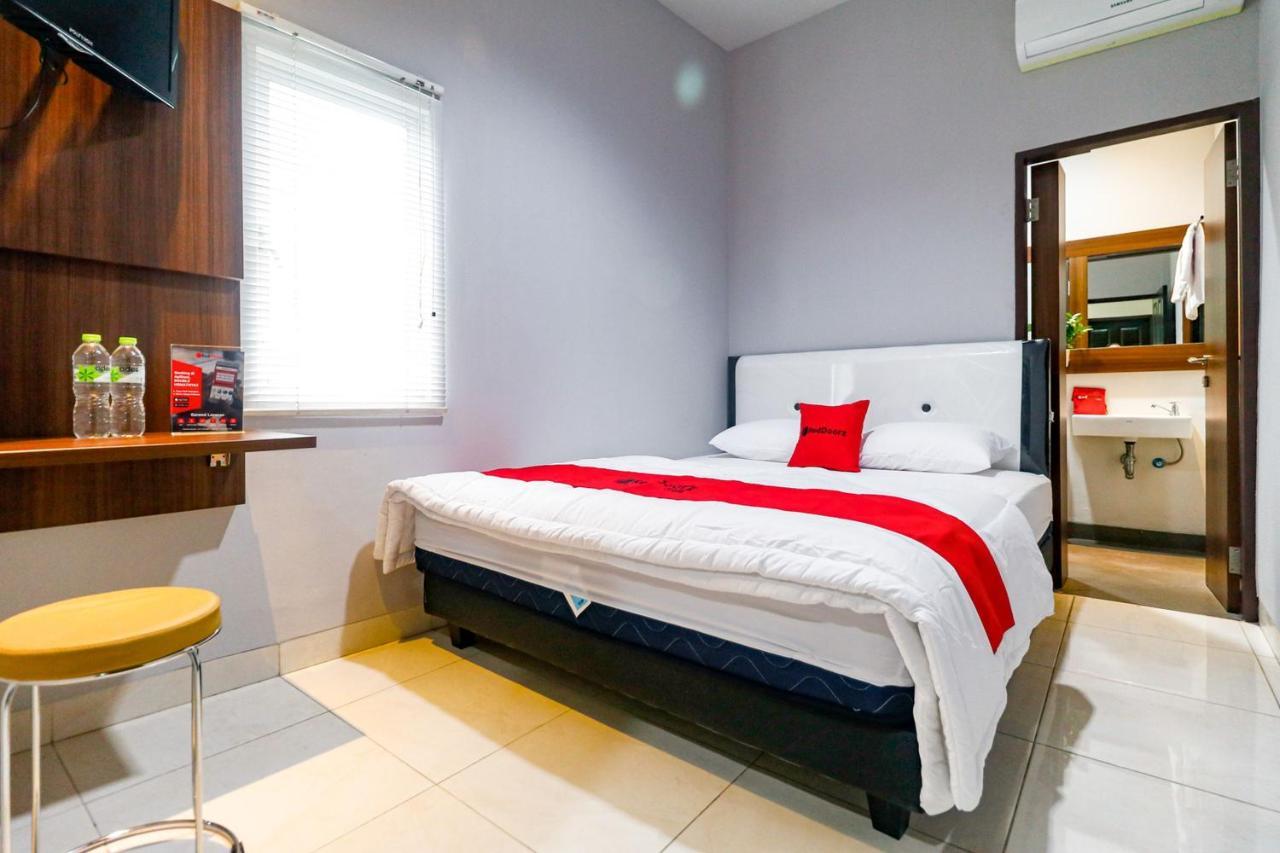 Reddoorz Near Kebon Jeruk Jakarta Exterior photo