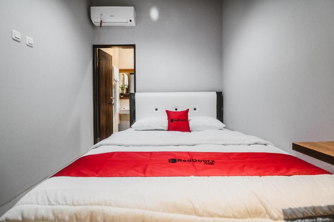 Reddoorz Near Kebon Jeruk Jakarta Exterior photo